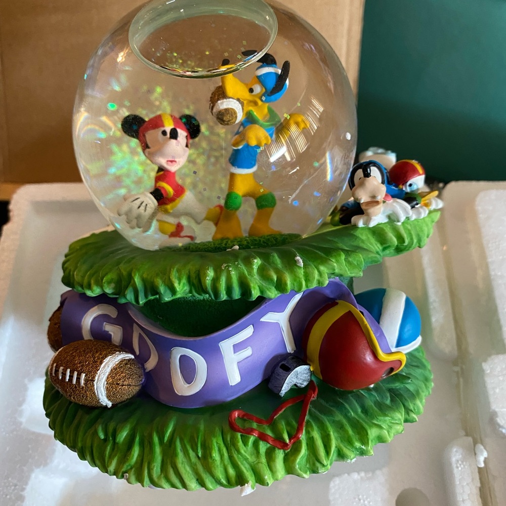 NIBWT vintage musical water globe football goofy and friends.